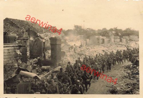 Vormarsch deutsche Soldaten durch zerstörte Dörfer bei Nancy Frankreich