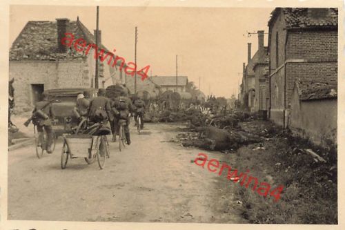 Vormarsch deutsche Soldaten an verendeten Pferden bei Nancy Frankreich
