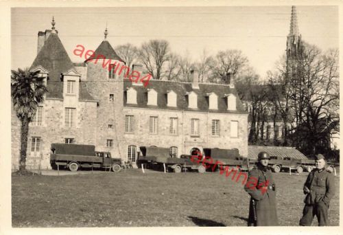 Wache an deutschem LKW am Schloß in Saint-Aubin-d'Aubigne Frankreich