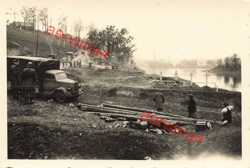 Deutsche Heldengräber mit LKW Vormarschstraße Düna Polozk Weißrussland Ostfront