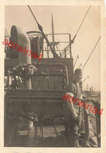 Deutscher Soldat auf Truppentransporter im Hafen von Antwerpen Belgien