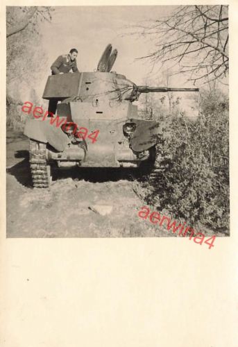 Deutscher Soldat auf russischen Panzer BT-7 bei Wilna Litauen Ostfront