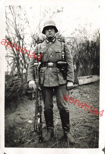Deutscher Soldat mit MG 34, Pistole und Stahlhelm
