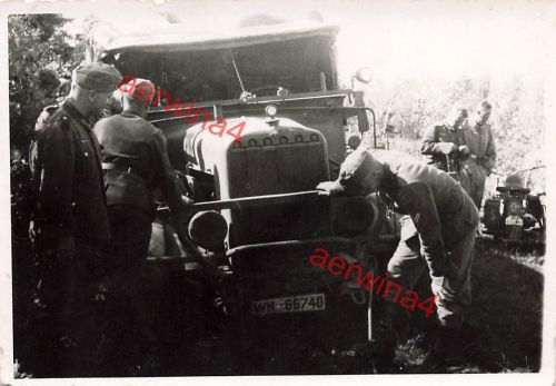Deutsche Soldaten Vormarsch mit LKW Henschel Typ 33 G 1 Serbien Balkan