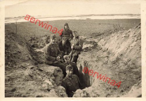 Deutsche Soldaten vor dem Einsatz im Schützengraben Ostfront