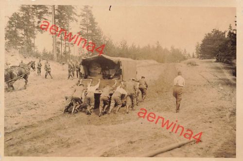 Deutsche Soldaten schieben LKW durch Schlamm Rollbahn Russland Ostfront