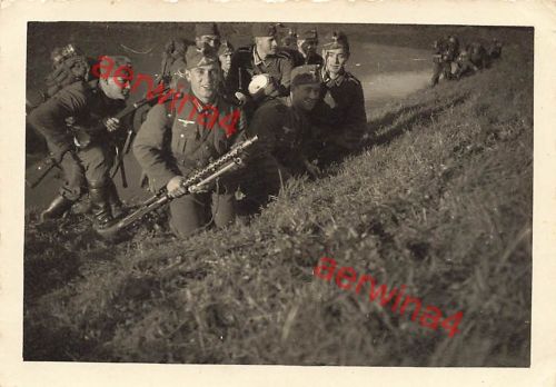Übung deutsche Soldaten mit MG 34