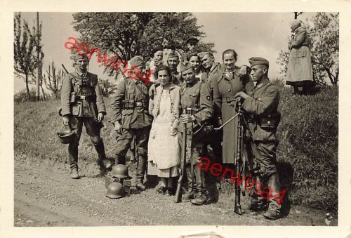 Deutsche Soldaten mit MG 34 und Stahlhelm Jugoslawische Frauen Serbien Balkan
