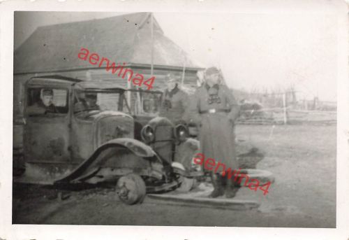 Deutsche Soldaten mit Fernglas am zerstörten russischen LKW Ostfront