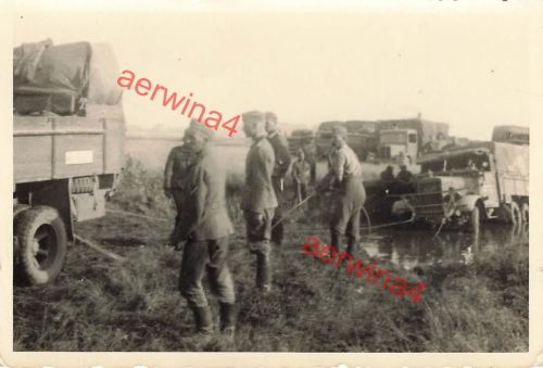 Deutsche Soldaten ziehen LKW Henschel Typ 33 D1 aus Schlamm Rollbahn Ostfront