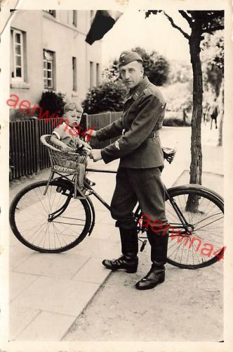 Deutscher Luftwaffen Soldat fliegertechnisches Personal mit Kind und Fahrrad