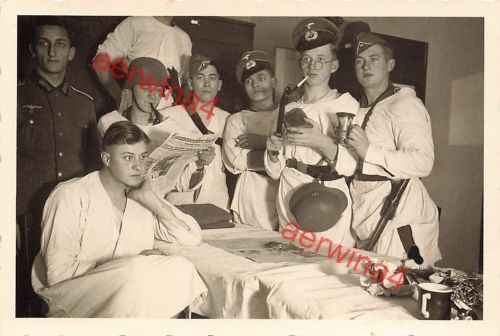 Budenzauber deutsche Soldaten im Nachthemd mit Stahlhelm und Bajonett