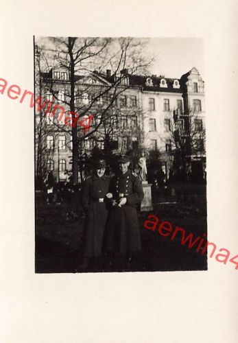 Deutsche Soldaten am Park mit Statue in Riga Lettland Ostfront