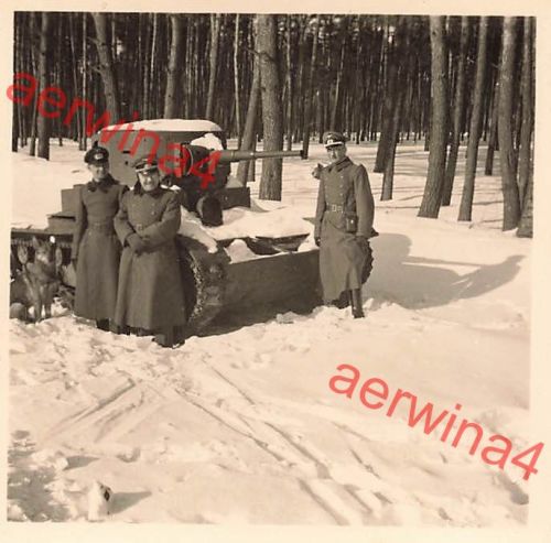 Deutscher Stabsarzt am russischen Panzer T-26 in Zwiahel Ukraine Ostfront