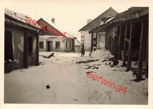 Deutscher Stabsarzt in J Armen Viertel in Schepetowska Ukraine Ostfront