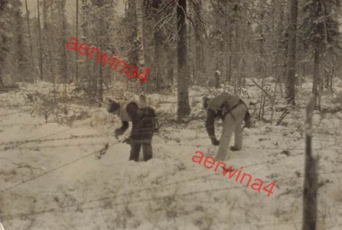 Deutsche Soldaten bauen Drahtverbau an der HKL Karelien Finnland