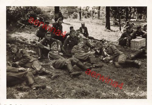 Deutsche Soldaten Mittagessen im Park in Auerbach Vogtland