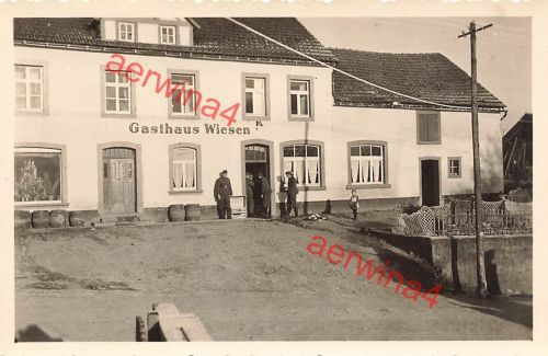 Deutsche Soldaten am Gasthaus Wiesen bei Prüm Eifel Westwall