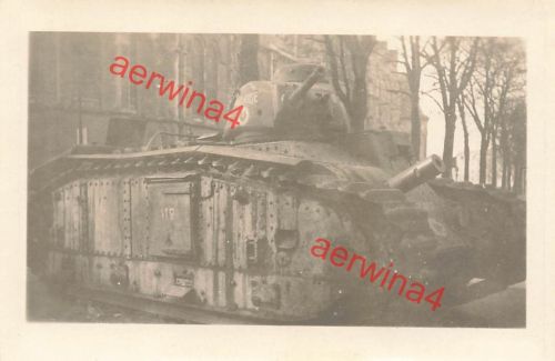 Französischer Panzer Renault Chor B1 vor Kirche in Orleans Frankreich