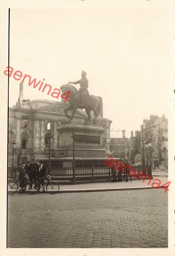 Deutsche Soldaten am Denkmal in Orleans Frankreich
