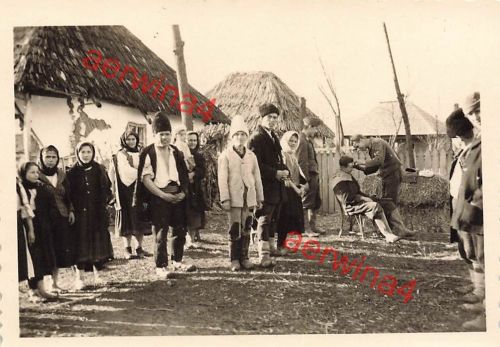 Deutsche Soldaten beim Feldfriseur mit rumänischer Dorfjugend Rumänien