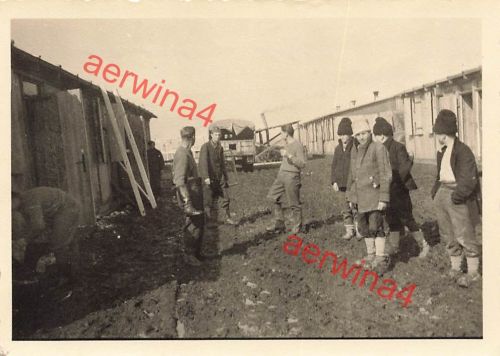 Rumänischer Dorfjugend mit deutschen Soldaten Lehrgeschwader 1 in Rumänien