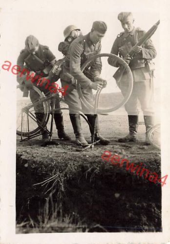 Fahrrad Reperatur deutsche Soldaten auf dem Marsch nach Bulgarien