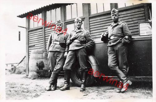 Deutsche Soldaten mit PKW Opel in Botmeur Bretagne Frankreich