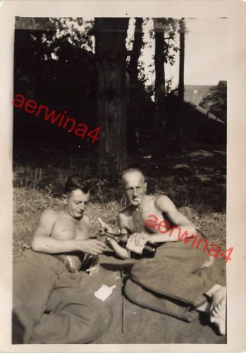 nackte Soldaten beim Sonnenbad mit Wein in Treglamus Bretagne Frankreich