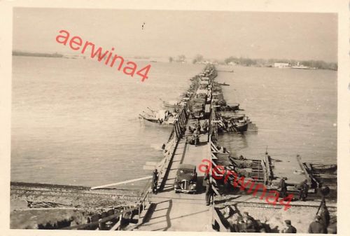 Deutscher PKW mit LKW Ponton Brücke Donau nach Bulgarien