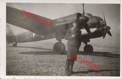 Deutscher Pilot vor Flugzeug Ju 88 Flugplatz Elefsina bei Athen Griechenland