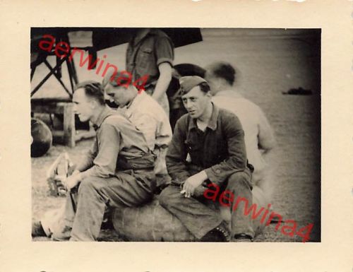 Rast dt. Soldaten auf Flugzeug Reifen Flugplatz Elefsina b. Athen Griechenland