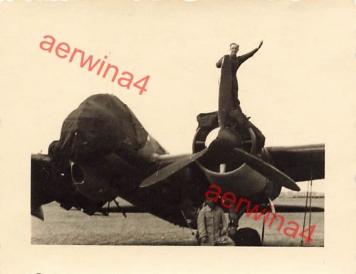 Technischer Dienst auf Flugzeug Ju88 Flugplatz Elefsina b. Athen Griechenland