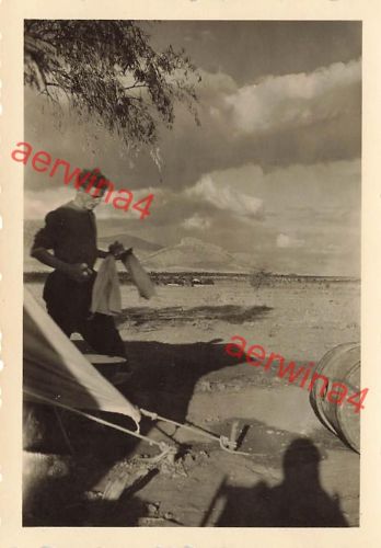 Deutscher Soldat am Zeltlager in Rodos Griechenland