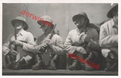 Ausrüstungs Appel deutsche Soldaten Tropenhelm Elefsina bei Athen Griechenland