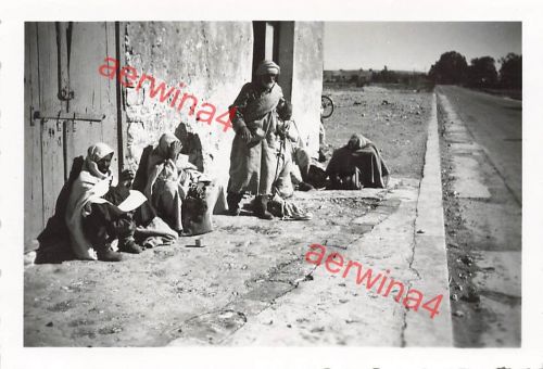 Araber am Flugplatz Benina bei Bengasi Libyen Afrika