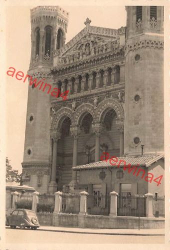 Deutscher PKW Peuglot 202 vor Kathedrale Auxene Frankreich