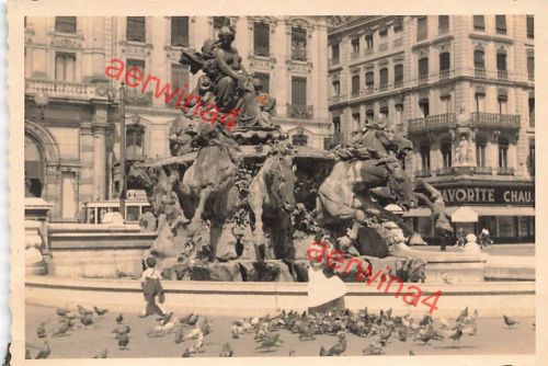 Deutsche Soldaten am Springbrunnen Lyon Frankreich