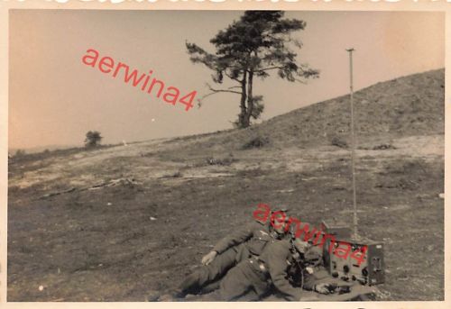 Deutsche Soldaten mit Tornister Funkgerät St. Pierre Roye Frankreich
