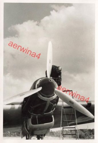 Technischer Dienst am Triebwerk Flugzeug He 111 Fliegerhorst Lüneburg