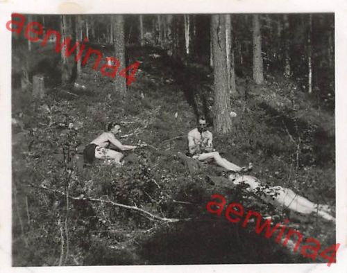 Nackte Soldaten im Urwald von Salla Lappland Finnland