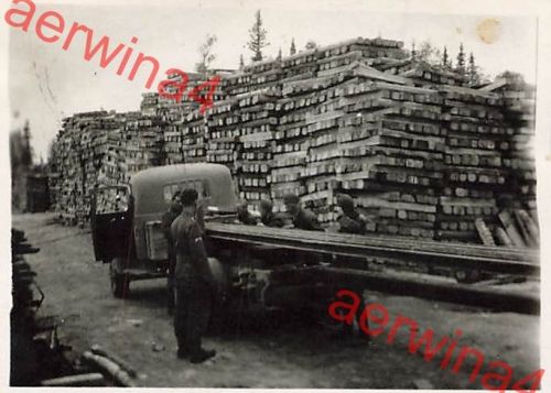 Deutsche Soldaten mit LKW Chevrolet Sattelzug Holzlager Salla Lappland Finnland