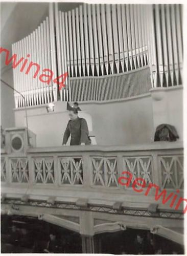 Deutscher Soldat an Orgel Kirche in Kemi Finnland