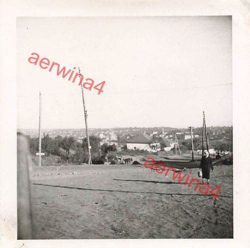 Russische Frau an Rollbahn nach Taganrog Russland Ostfront