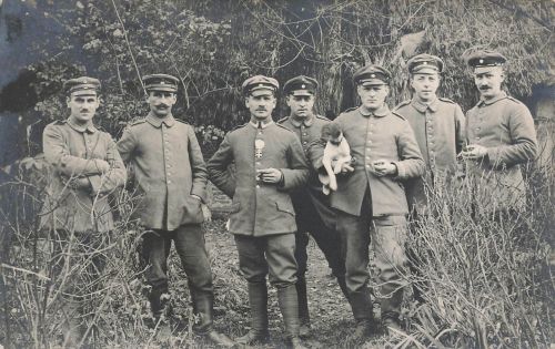 Foto-AK 1.WK Bayrische Soldaten mit Militär-Verdienstkreuz nach Verleihung