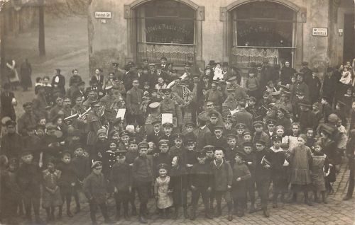 Foto-AK 1.WK Soldaten Militärkapelle Hotel Bahnhofstrasse Reichenbach Vogtland