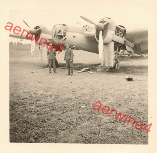 Deutsche Soldaten am russischen Flugzeug Sb-2 Flugplatz Rowno Ukraine Ostfront