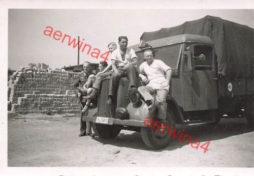 LKW Opel am Stapel Brot an der Feldbäckerei auf der Krim Ostfront