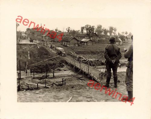 Vormarsch deutscher LKW Opel Behelfsbrücke bei Grodno Weißrussland Ostfront