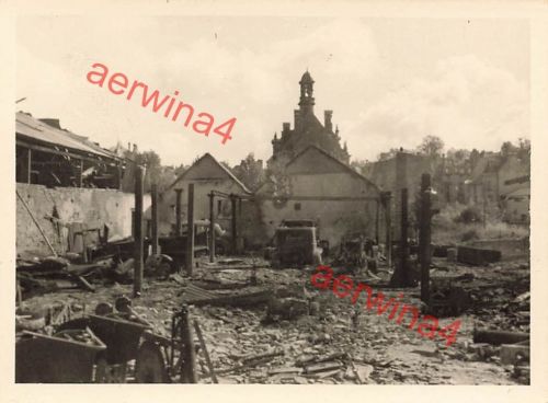 Zerstörte Autowerkstatt am Rathaus Rethel Frankreich